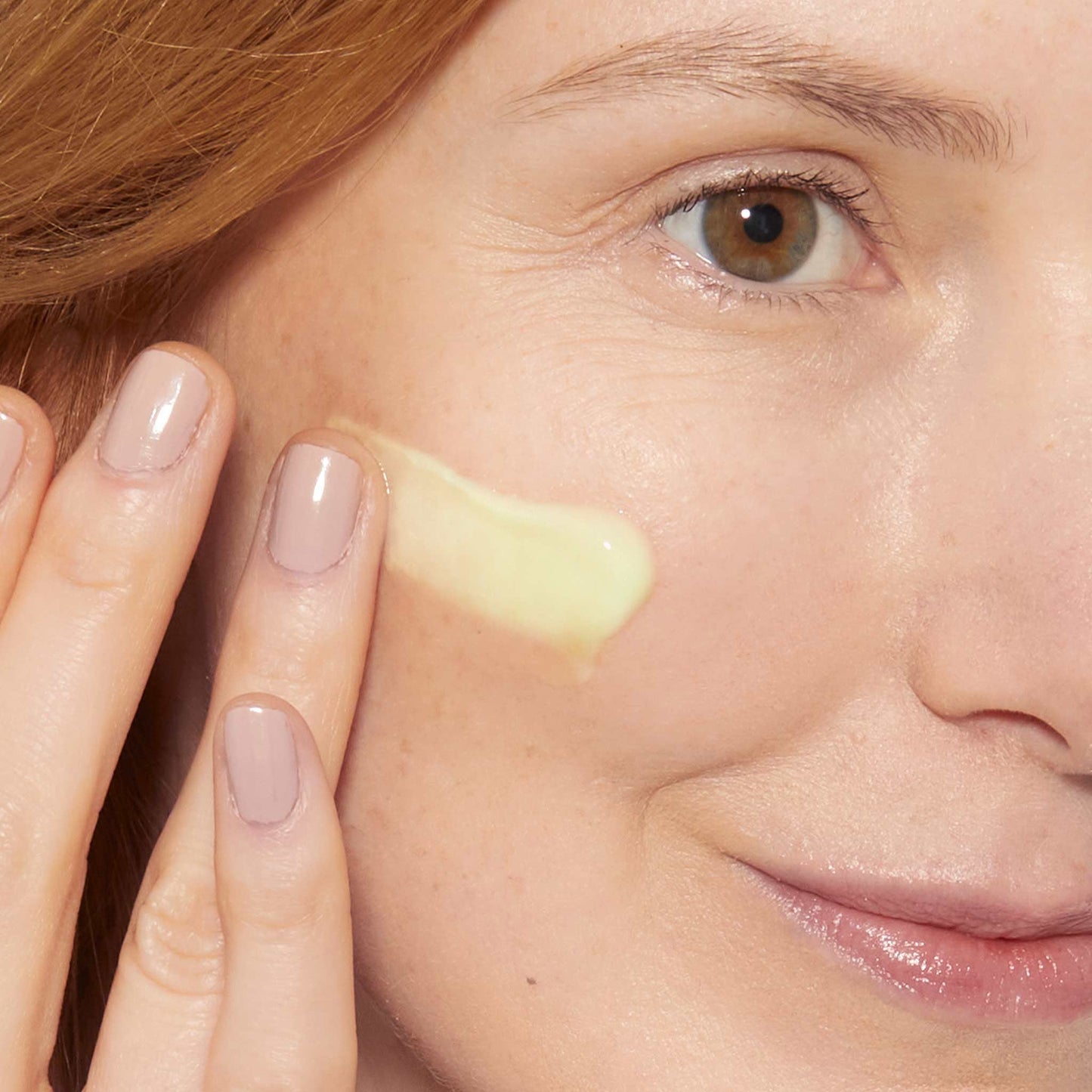 woman applying dynamic skin retinol serum
