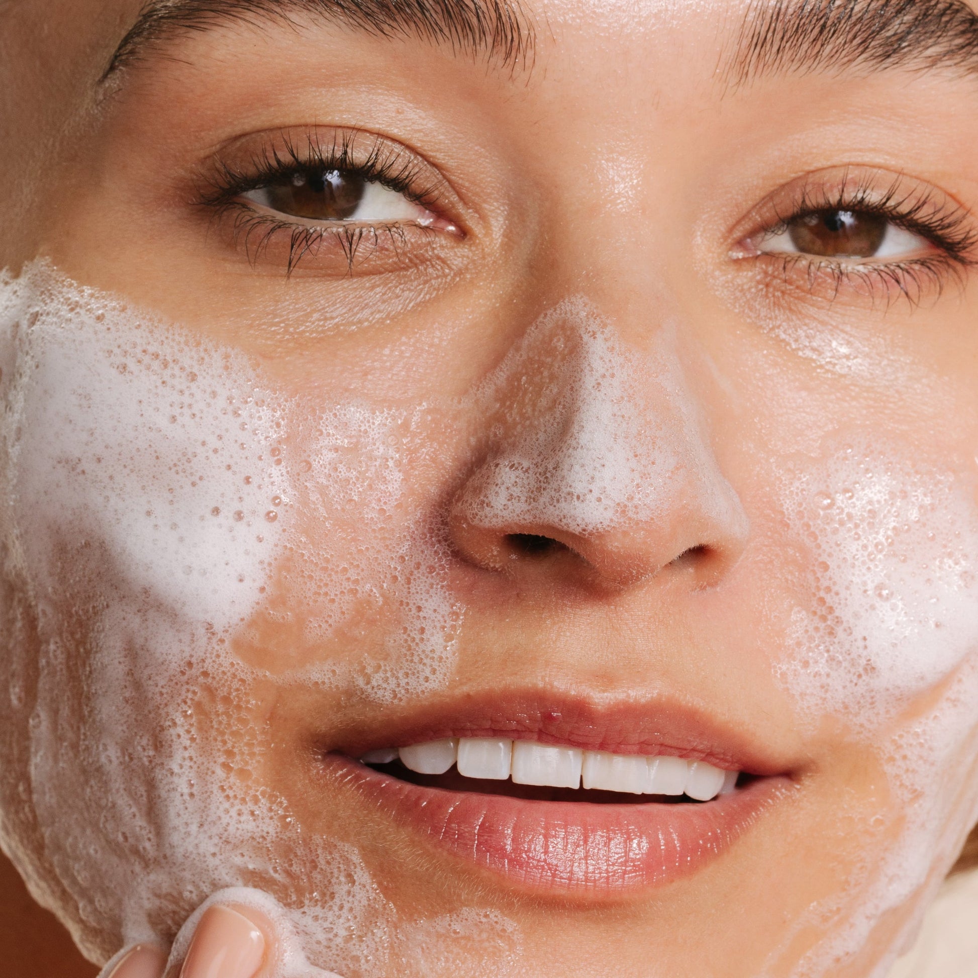 Model with Breakout Clearing Foaming wash on face