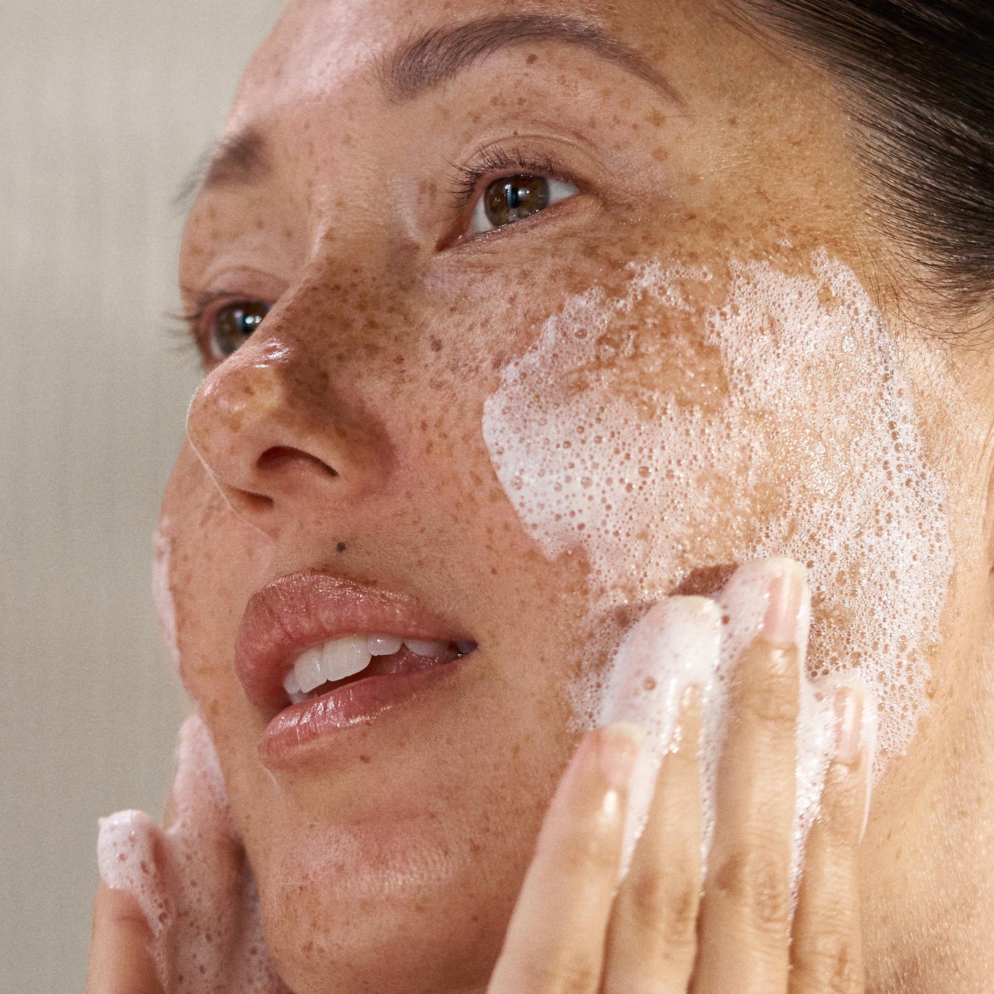 model applying daily microfoliant