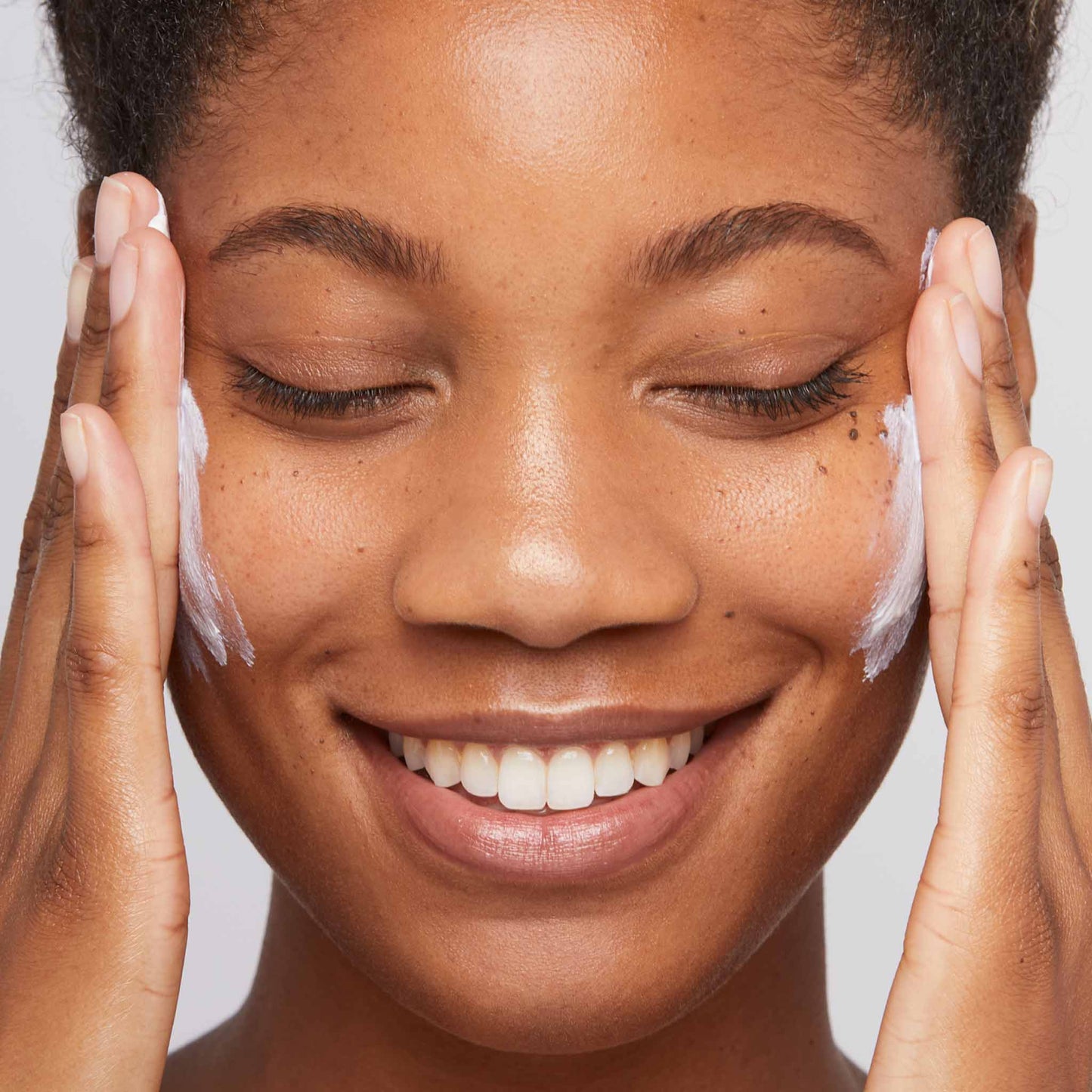 woman applying invisible physical defense spf30