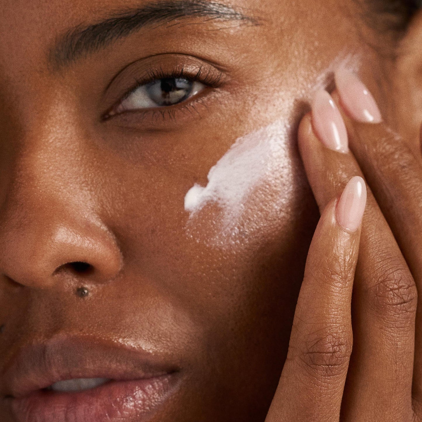 model applying dynamic skin recovery spf50 
