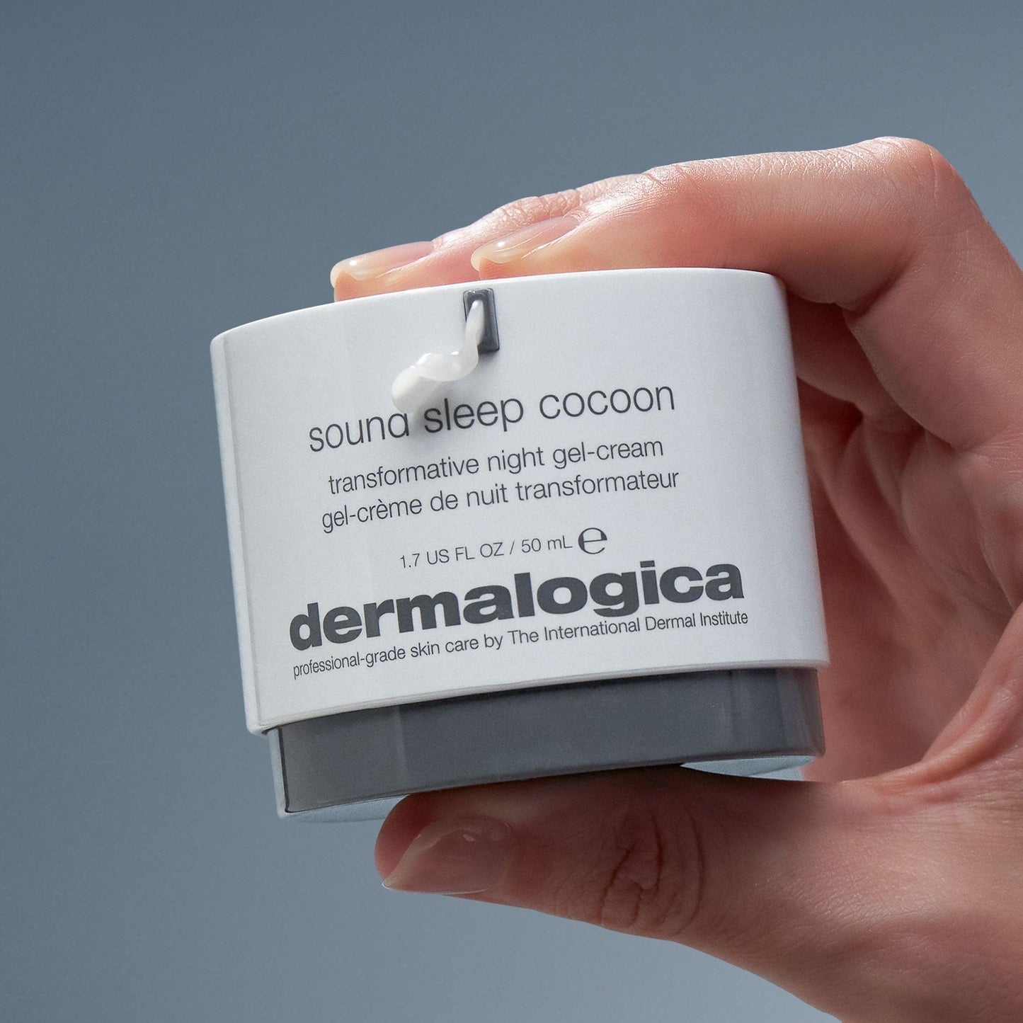 sound sleep cocoon night gel-cream in hand dispense 