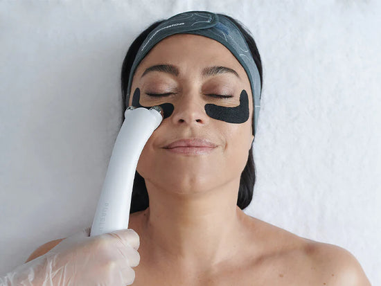 woman receiving pro eye flash treatment