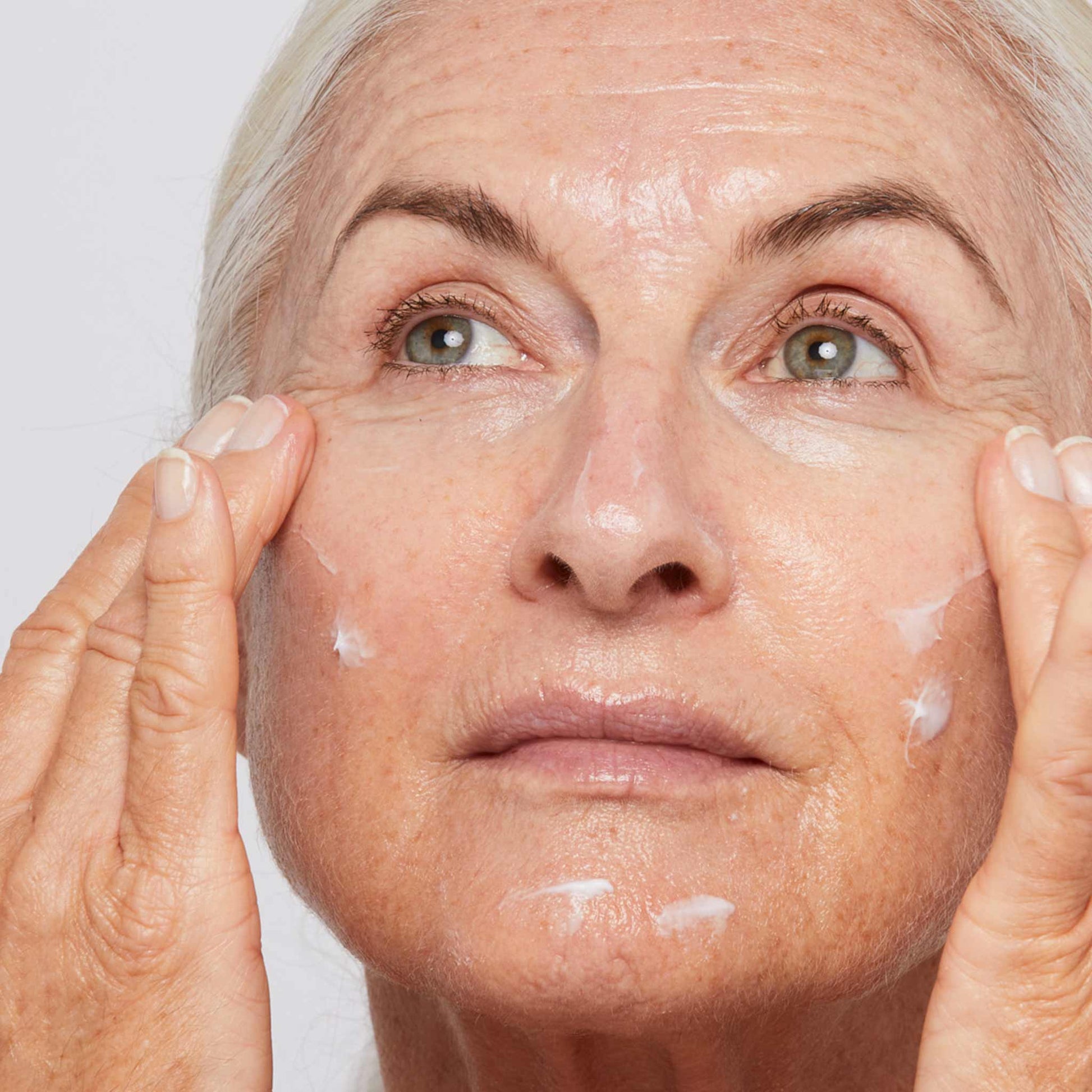 woman applying intensive moisture balance