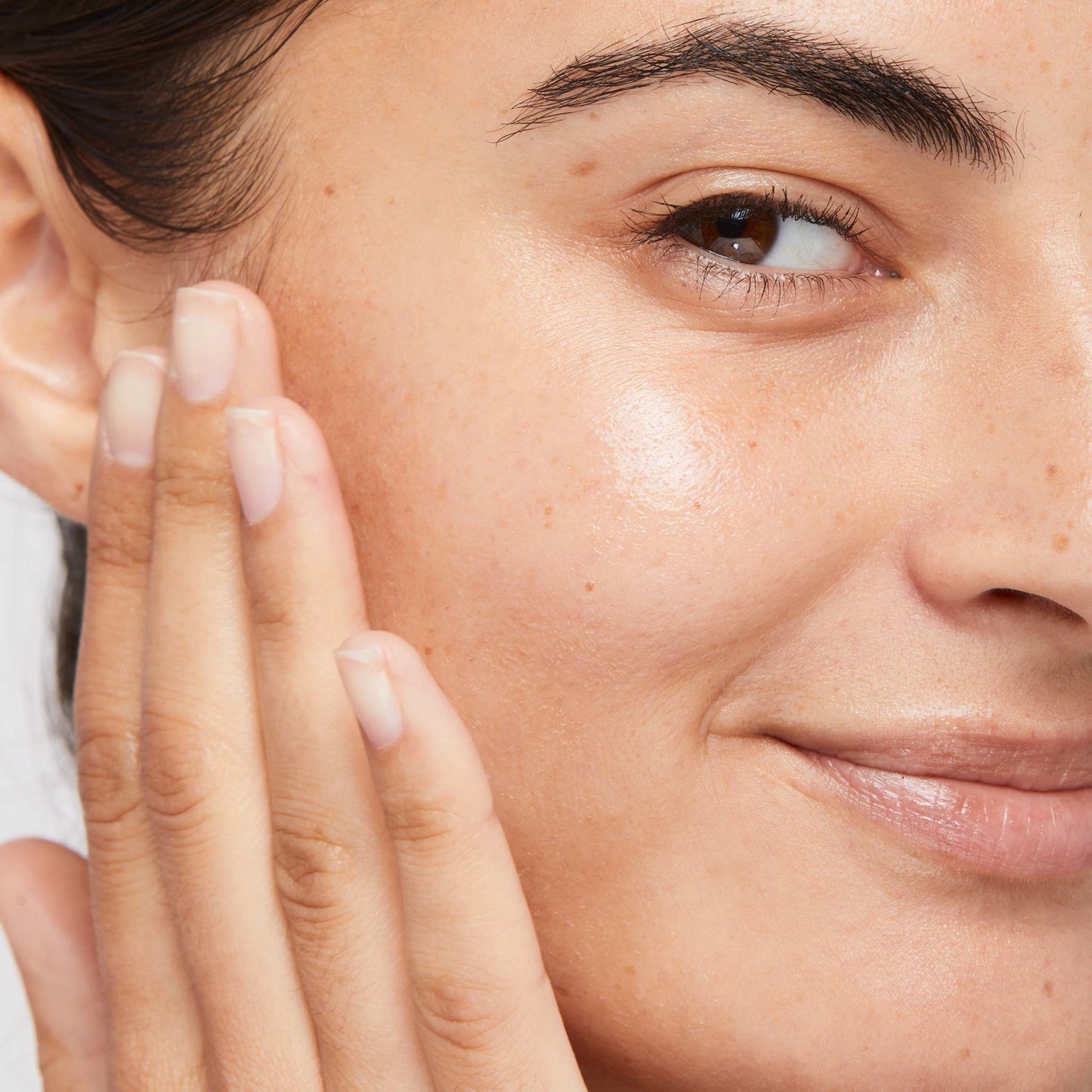 woman applying retinol clearing oil 