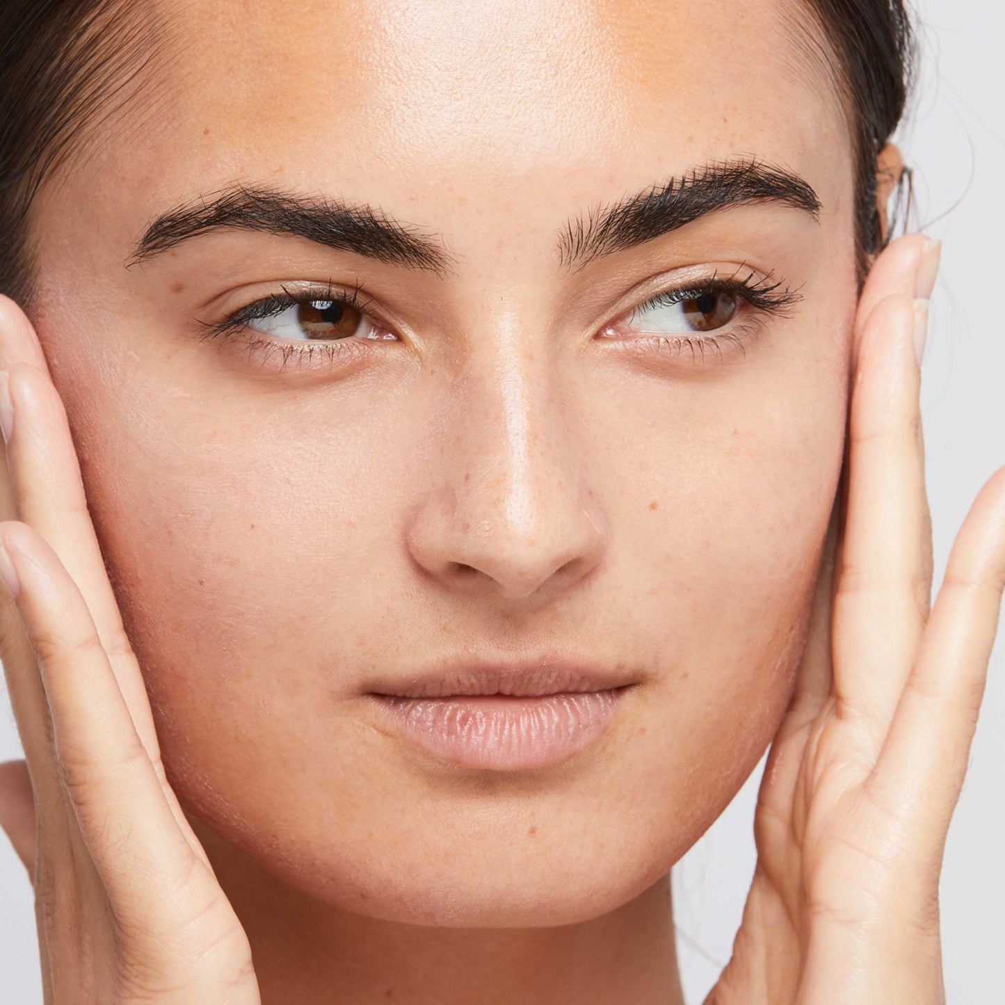 woman applying skinperfect primer spf30 